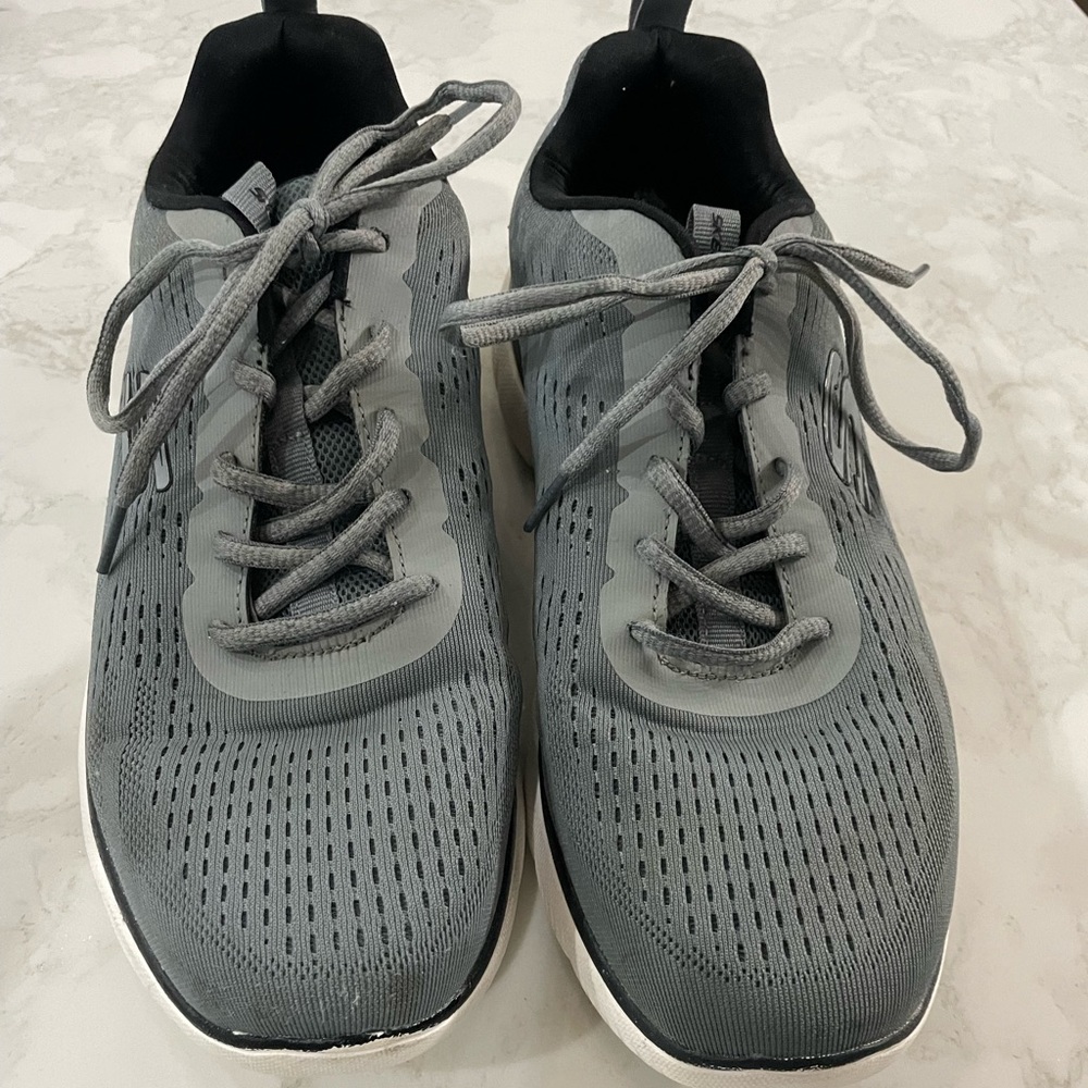 Size 9 men’s sketchers.